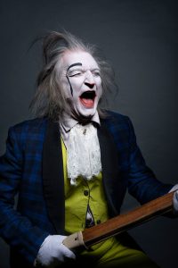 Mr Lô interprété par Laurent Barboux
