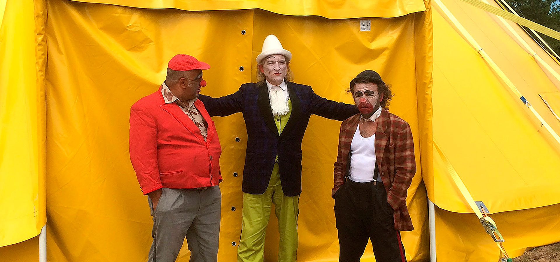 Aux portes du chapiteaux les 3 clowns se préparent